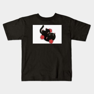 Gato negro jugando con rosas Kids T-Shirt